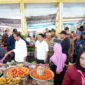 Presiden Joko Widodo ditemani Kepala Bapanas Arief Prasetyo Adi mengunjungi Pasar Lacaria, di Kabupaten Kolaka Utara, Provinsi Sulawesi Tenggara. (Dok. Tim Komunikasi Bapanas)