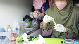 Direktur Pengawasan Penerapan Standar Keamanan Pangan Bapanas Anas Yalitoba di Pasar Suryakencana, Bogor. (Dok. Tim Komunikasi Bapanas)