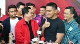 Erick Thohir dan Kaesang Pangarep, serta ejumlah selebriti saat mendaftar Ketua Umum PSSI. (Instagram.com/@seputaret)