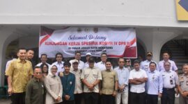 Komisi IV DPR RI bersama Kementerian Pertanian meninjau ketersediaan dan harga pangan di Pasar Johar serta Gudang Bulog Palebon, Semarang, Jawa Tengah. (Dok. Kementan)

