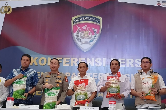 Proses produksi beras premium PT PIM tetap berjalan meski tiga pimpinan ditetapkan tersangka kasus mutu oleh Satgas Pangan Polri. (Dok. tribratanews.polri.go.id)