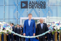 CEO dan Chair Analog Devices, Vincent Roche (kiri), bersama Managing Director Analog Devices Thailand, Wirat Sri-amonkitkul (kanan), saat seremoni pemotongan pita yang menandai pembukaan fasilitas manufaktur canggih terbaru ADI di Thailand.