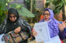 Pemilik ruko di Kreo Selatan menunjukkan dokumen kepemilikan saat memberikan keterangan terkait sengketa lahan yang berdampak pada penutupan usaha dan kerugian miliaran rupiah. (Foto: Istimewa)