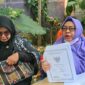 Pemilik ruko di Kreo Selatan menunjukkan dokumen kepemilikan saat memberikan keterangan terkait sengketa lahan yang berdampak pada penutupan usaha dan kerugian miliaran rupiah. (Foto: Istimewa)